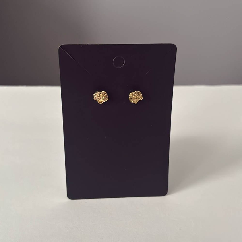 🌿Embossed Rose Stud Earrings – Elegant Floral Design